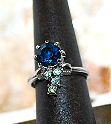 Size 7¾ Beautiful Deep BLUE Stone RING with 4 Clear Stones Dangle Accent on a Silver Tone Setting (3.5g)