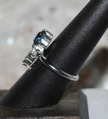 Size 7¾ Beautiful Deep BLUE Stone RING with 4 Clear Stones Dangle Accent on a Silver Tone Setting (3.5g)