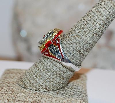 Size 8½ Bejeweled RED Party/Class Style RING with Multicolor Side Accents on a Silver Tone Solid Band (8.5g)