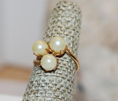 Size 6 Vintage Triple Faux Pearls 6-Prong Ring on a Gold Tone Setting (1.8g)