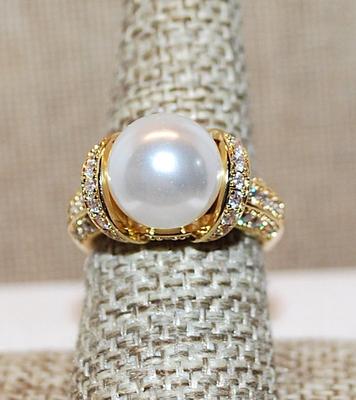 Size 7½ Large Single White Faux Pearl with Looped Sides & Band Accents on a Gold Tone Band (7.0g)