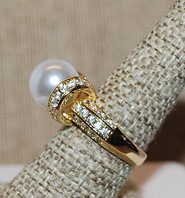 Size 7½ Large Single White Faux Pearl with Looped Sides & Band Accents on a Gold Tone Band (7.0g)