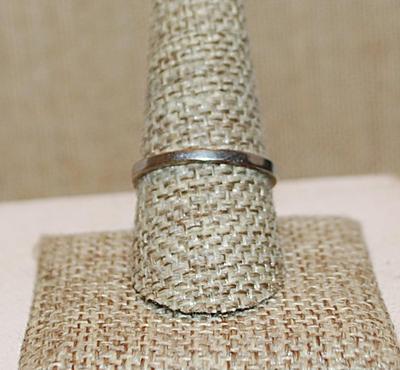 Size 9½ Vintage Single "Diamond-Style" Clear Round Stone RING with 2 Baguette Side Stones on a 2-Tone Band (4.0g)