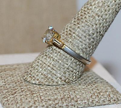 Size 9½ Vintage Single "Diamond-Style" Clear Round Stone RING with 2 Baguette Side Stones on a 2-Tone Band (4.0g)