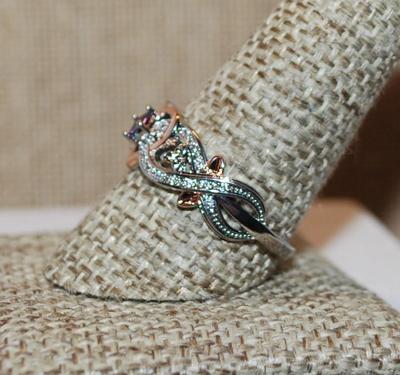 Size 10 ½ Intertwined 2-Tone HEART & SWIRLS Ring with a Tiny Purple Stone on a Silver Tone Band (3.3g)