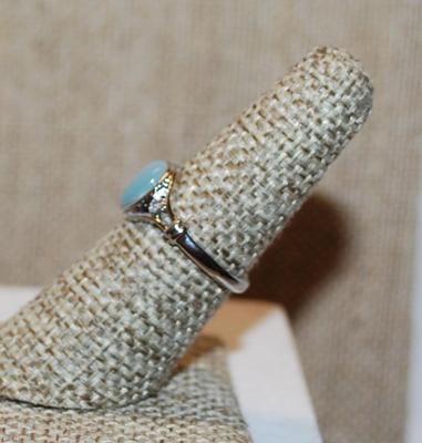 Size 6½ Oval Light Blue Iridescent Reflecting Stone Ring with Single Stone Side Accents on a Silver Tone Band (2.7g)