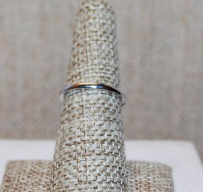 Size 6½ Oval Light Blue Iridescent Reflecting Stone Ring with Single Stone Side Accents on a Silver Tone Band (2.7g)