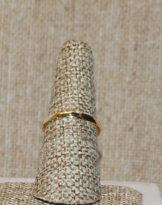 Size 7 Round Purple Stone Ring with Clear Stones Side Accents on a Gold Tone Band (2.4g)