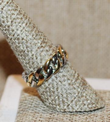 Size 7 Two Tone Gold & Silver Chain Link Style Ring on a Silver Tone Band (4.7g)