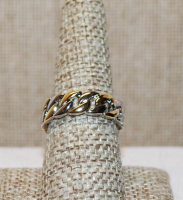 Size 7 Two Tone Gold & Silver Chain Link Style Ring on a Silver Tone Band (4.7g)
