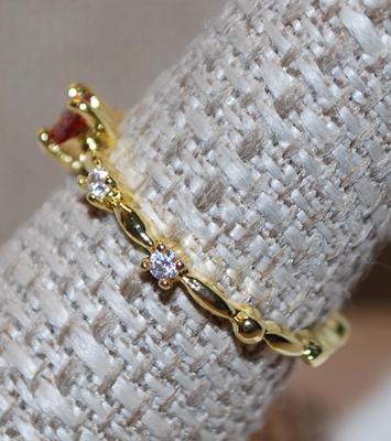 Size 7 Single Red Heart Shaped Stone Ring with Side Accents on a Gold Tone Band (1.5g)