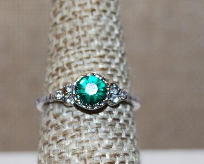 Size 7¼ Single Green Faceted Center Stone Set in a Round "Nest" Ring with 3 Clear Stones Side Accents and Silver Tone Band (1.7g)