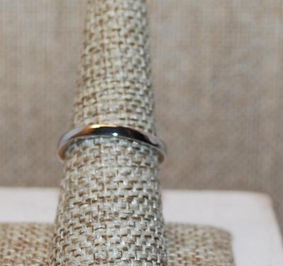 Size 7½ Square Cut Blue Transparent Stone Ring with Side Accents Stones on a Silver Tone Band (2.5g)