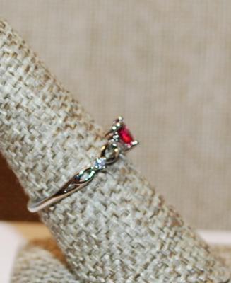 Size 7½ Light Colored Red HEART Ring with 2 Stone Side Accents on a Silver Tone Band (1.5g)