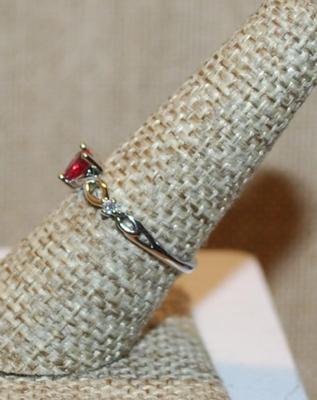 Size 7½ Light Colored Red HEART Ring with 2 Stone Side Accents on a Silver Tone Band (1.5g)