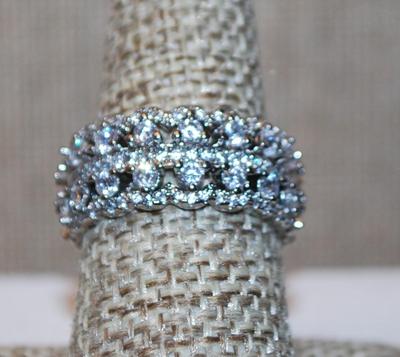 Size 8 Infinity Styled Ring with Green Side Rectangle Center Stone & Rows of Accent Stones on a Silver Tone Band (7.6g)