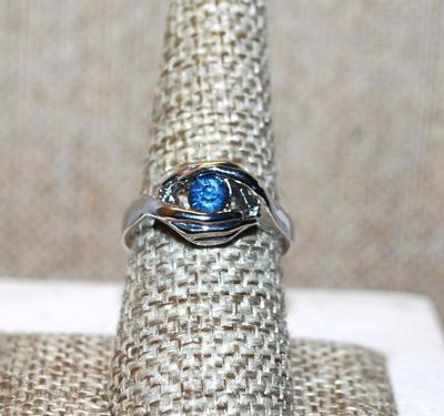Size 8¼ Pretty Small Round Blue Stone Ring Nestled in a Silver Tone Wrap-Around Band (5.0g)