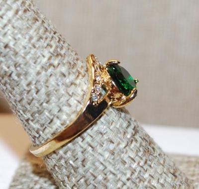 Size 8½ Dark Green Round Main Stone Ring with a "V" Clear Stone Accent on a Gold Tone Band (2.9g)