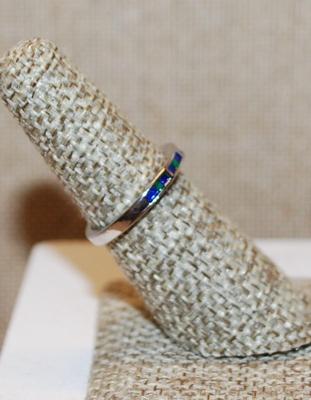 Size 8½ Marked .925 Thin 4 Panel Blue & Green Sections Ring on a Silver Band (2.1g)