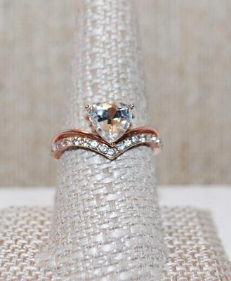 Size 9½ Clear Single Heart Shaped Stone Ring with Row of Accent Stones on a Silver Tone Band (3.2g)