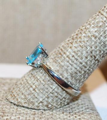 Size 10¼ Light Blue Emerald Cut Stone Ring with 3 Clear Stones "Arrow" Side Accents on a Silver Tone Band (2.6g)
