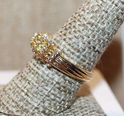 Size 8 ½ Criss-Cross Bright Brilliant Stones on a "Bundled" Gold Tone Band (5.2g)