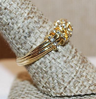 Size 6 ½ Criss-Cross Bright Brilliant Stones on a "Bundled" Gold Tone Band (5.0g)