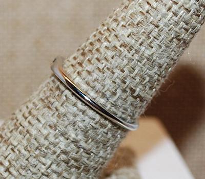 Size 7 ¼ Delicate TINY Enamel BLACK HEART Infinity-Style Ring on a Silver Tone Band (1.1g)