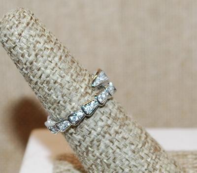 Size 6 Infinity Style "Snake" Ring with Clear Stones in a "Scales Pattern" on a Silver Tone Band (3.6g)