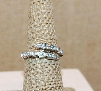 Size 6 Infinity Style "Snake" Ring with Clear Stones in a "Scales Pattern" on a Silver Tone Band (3.6g)