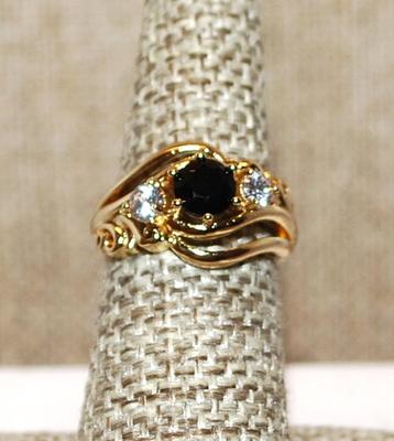Size 6¼ Marked .925 Round BLACK Beveled Main Stone Ring with 2 Side Clear Stone on a Gold Band (4.0g)