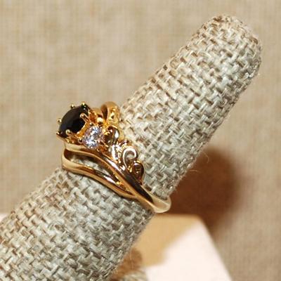 Size 6¼ Marked .925 Round BLACK Beveled Main Stone Ring with 2 Side Clear Stone on a Gold Band (4.0g)