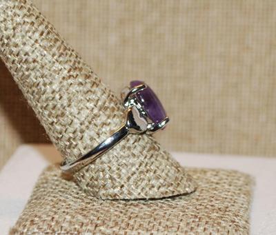 Size 10 PURPLE Oval Opaque Stone CABOCHON GEMSTONE Ring with Heart Side Accents on a Silver Tone Band (3.8g)