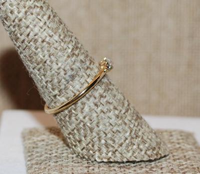 Size 5½ Delicate Horizontal Clear Stone Ring & 2 Round Clear Side Stones on a Gold Tone Band (1.1g)