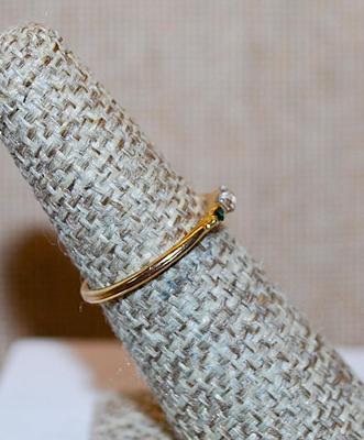 Size 6 Delicate Horizontal Clear Stone & 2 Round GREEN Stones on a Gold Tone Band (1.0g)