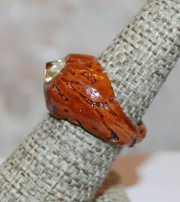 Size 6¾ Vintage Enameled Wood Grain Ring with Single Elevated Clear Stone (2.4g)