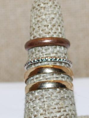 Sizes 4, 6, 8 + 8 Collection of 4 Copper, Silver Colored RINGS (Total 5.4g)