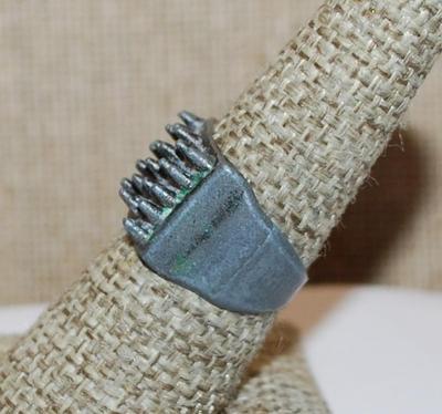 Size 8 Vintage Odd & Interesting Metal "SPIKED" RING with SPLIT BAND (4.6g)