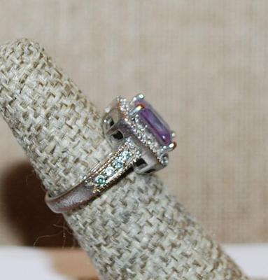 Size 5 VINTAGE Beveled Emerald Cut Purple Stone RING with Clear Stone Surround and Band Accents on a Silver Tone Band (5.0g)