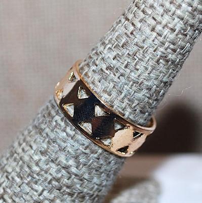 Size 7 Infinity Style No Stones Gold Tone RING with Cut-Out Triangles (1.8g)