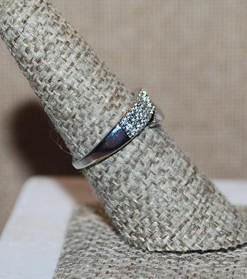 Size 7½ Beautiful Bejeweled Silver Tone Overlapping Band RING (3.0g)