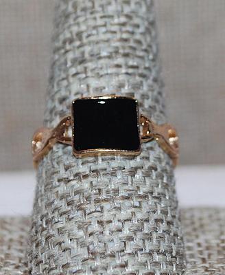 Size 9½ BLACK Square Enamel RING with Gold Tone Chain-Like Band (1.8g)