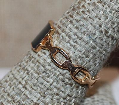 Size 9½ BLACK Square Enamel RING with Gold Tone Chain-Like Band (1.8g)