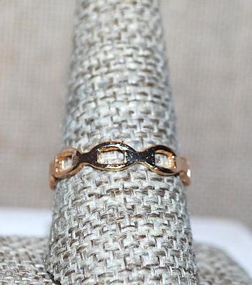 Size 9½ BLACK Square Enamel RING with Gold Tone Chain-Like Band (1.8g)