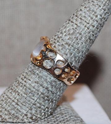 Size 7½ Round White Opaque Single Stone RING with Cut-Outs on a Gold Tone OPEN-ENDED Band (3.4g)