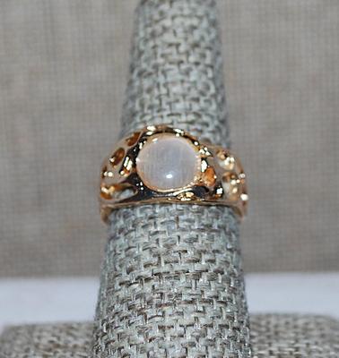 Size 7½ Round White Opaque Single Stone RING with Cut-Outs on a Gold Tone OPEN-ENDED Band (3.4g)
