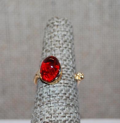 Size 6 RED Oval Glass Stone RING with Side "Paw" on a Gold Tone FRONT OPEN-ENDED Band (2.6g)