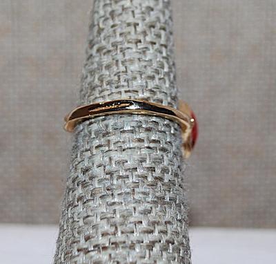 Size 6 RED Oval Glass Stone RING with Side "Paw" on a Gold Tone FRONT OPEN-ENDED Band (2.6g)