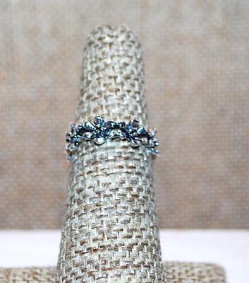 Size 5 Infinity Style Black & Silver Colored RING with FLOWER Designs on a Silver Tone Band (2.1g)