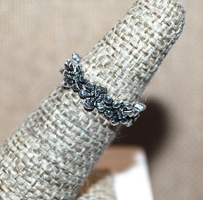 Size 5 Infinity Style Black & Silver Colored RING with FLOWER Designs on a Silver Tone Band (2.1g)